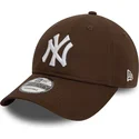 braune-verstellbare-curved-cap-9twenty-league-essential-der-new-york-yankees-mlb-von-new-era