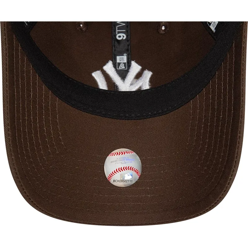 cappellino-curvo-marrone-regolabile-9twenty-league-essential-dei-new-york-yankees-mlb-di-new-era