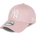ljusrosa-justerbar-curved-keps-med-vit-logga-9forty-league-essential-fran-new-york-yankees-mlb-fran-new-era