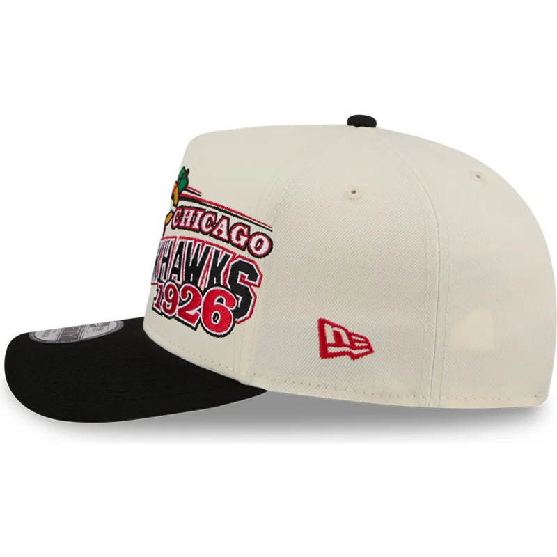 cappellino-visiera-curva-beige-e-nero-snapback-9fifty-a-frame-classic-di-chicago-blackhawks-nhl-di-new-era