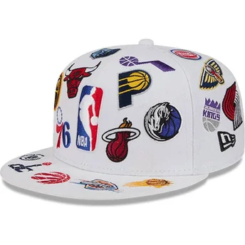 Cappello piatto bianco regolabile 59FIFTY All Over di NBA di New Era