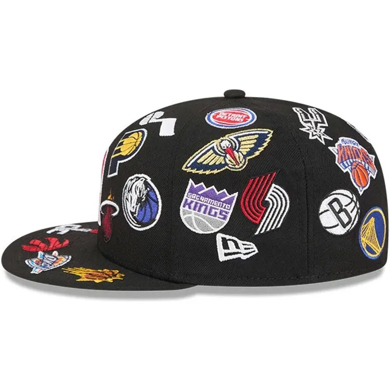 cappello-piatto-nero-aderente-59fifty-all-over-di-nba-di-new-era