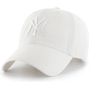 Biała zakrzywiona czapka z białym logo regulowana Clean Up New York Yankees MLB od 47 Brand