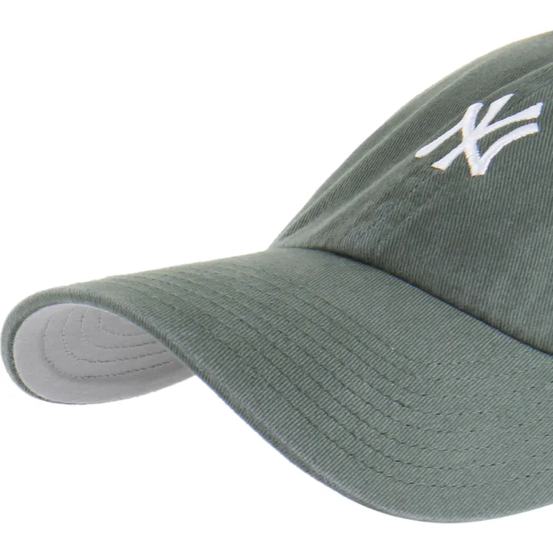 gron-bojd-justerbar-keps-med-vit-logotyp-clean-up-base-runner-fran-new-york-yankees-mlb-av-47-brand