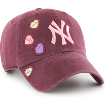 Regulowana czapka z zakrzywionym daszkiem w kolorze bordowym Clean Up Candy Heart New York Yankees MLB od 47 Brand