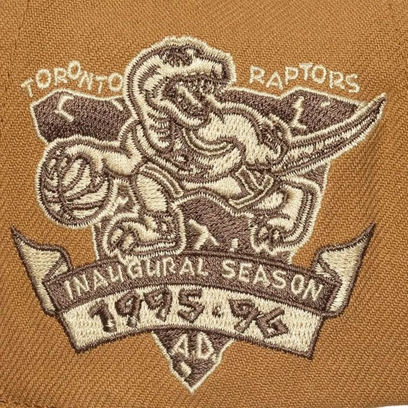 braune-verstellbare-flatcap-coffee-strapback-der-toronto-raptors-nba-von-mitchell-ness