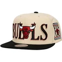 schwarze-und-beige-across-the-board-snapback-flatcap-der-chicago-bulls-nba-von-mitchell-ness