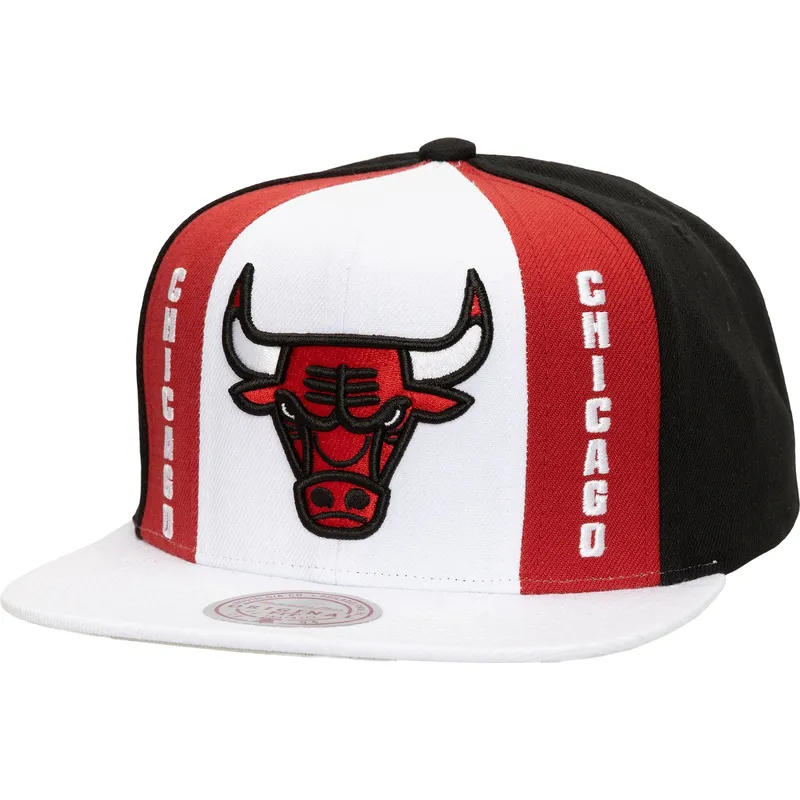 hvid-rod-og-sort-hvid-snapback-old-cut-flad-kasket-fra-chicago-bulls-nba-fra-mitchell-ness