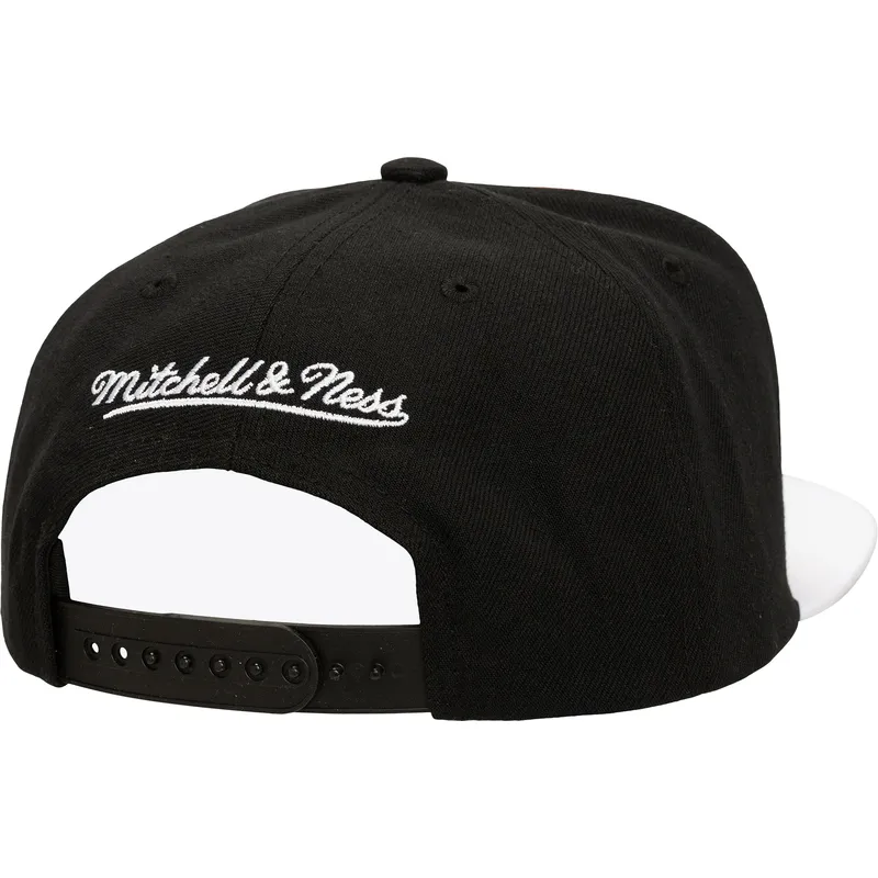vit-rod-och-svart-platt-keps-vit-snapback-old-cut-fran-chicago-bulls-nba-av-mitchell-ness