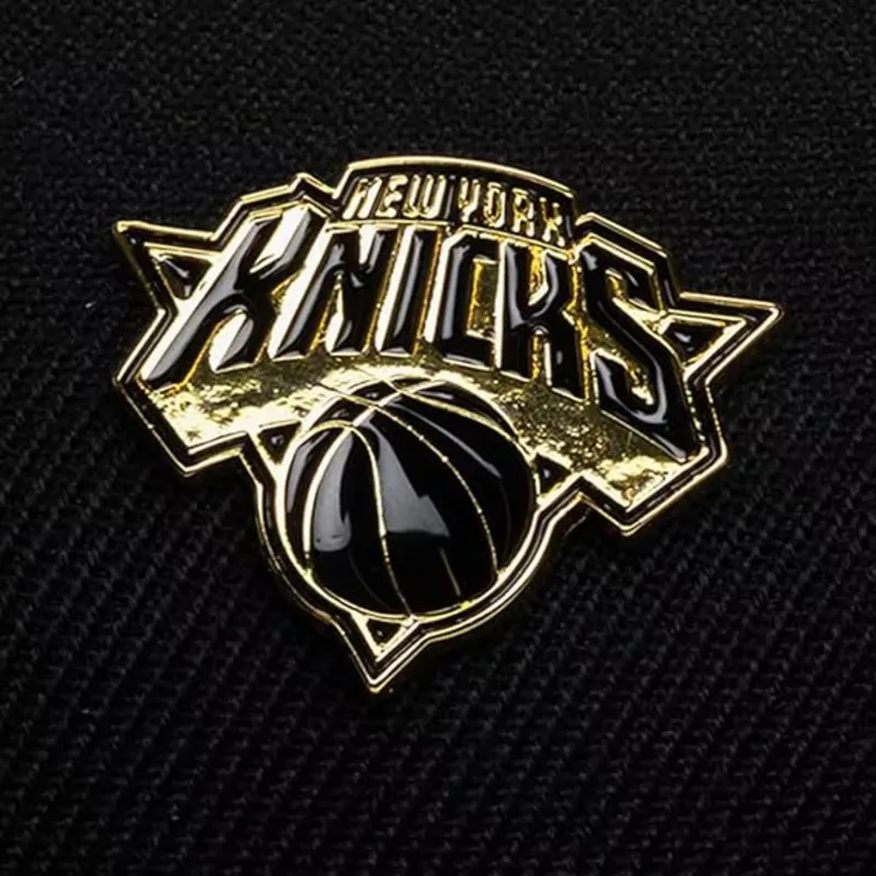schwarze-gebogene-snapback-kappe-pinned-gold-pro-der-new-york-knicks-nba-von-mitchell-ness