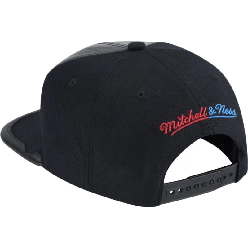 sort-rod-og-bla-flat-cap-snapback-day-one-fra-chicago-bulls-nba-af-mitchell-ness