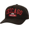 schwarze-gebogene-snapback-kappe-shady-suede-pro-von-chicago-bulls-nba-von-mitchell-ness