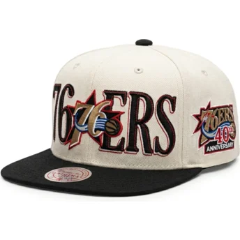 Cappello piatto nero e beige snapback Across The Board dei Philadelphia 76ers NBA di Mitchell & Ness