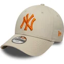 bezowa-zakrzywiona-czapka-regulowana-z-pomaranczowym-logo-dla-chlopca-9forty-league-essential-new-york-yankees-mlb-new-era