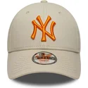 bezowa-zakrzywiona-czapka-regulowana-z-pomaranczowym-logo-dla-chlopca-9forty-league-essential-new-york-yankees-mlb-new-era