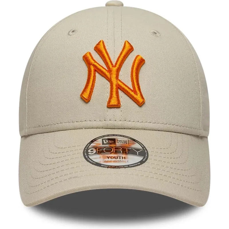 beige-gebogene-verstellbare-kappe-mit-orangefarbenem-logo-fur-kinder-9forty-league-essential-von-new-york-yankees-mlb-von-new-er
