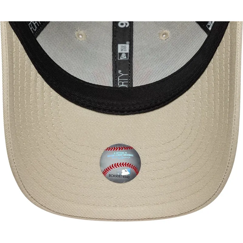 beige-gebogene-verstellbare-kappe-mit-orangefarbenem-logo-fur-kinder-9forty-league-essential-von-new-york-yankees-mlb-von-new-er