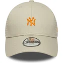 bezowa-regulowana-czapka-trucker-z-pomaranczowym-logo-dla-chlopca-9forty-homefield-new-york-yankees-mlb-new-era
