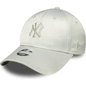 grune-gebogene-verstellbare-damenkappe-9forty-bow-back-satin-der-new-york-yankees-mlb-von-new-era