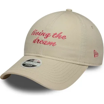 Casquette courbée beige ajustable pour femme 9TWENTY Living The Dream Slogan New Era