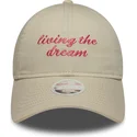 casquette-courbee-beige-ajustable-pour-femme-9twenty-living-the-dream-slogan-new-era
