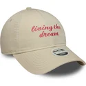 bezowa-regulowana-czapka-z-zakrzywionym-daszkiem-dla-kobiet-9twenty-living-the-dream-slogan-new-era