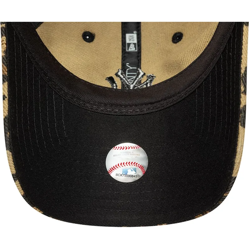 bojd-justerbar-leopardkeps-med-svart-logotyp-for-dam-9twenty-leopard-fran-new-york-yankees-mlb-av-new-era