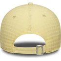 gelbe-verstellbare-curved-cap-mit-gelbem-logo-fur-damen-9twenty-seersucker-der-new-york-yankees-mlb-von-new-era