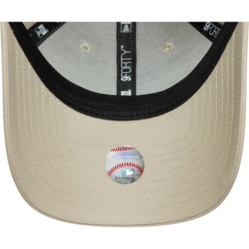 beige-verstellbare-curved-cap-mit-grunem-logo-fur-damen-9forty-league-essential-der-los-angeles-dodgers-mlb-von-new-era