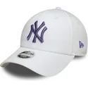 weisse-verstellbare-curved-cap-mit-violettem-logo-fur-damen-9forty-league-essential-der-new-york-yankees-mlb-von-new-era