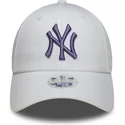 weisse-verstellbare-curved-cap-mit-violettem-logo-fur-damen-9forty-league-essential-der-new-york-yankees-mlb-von-new-era
