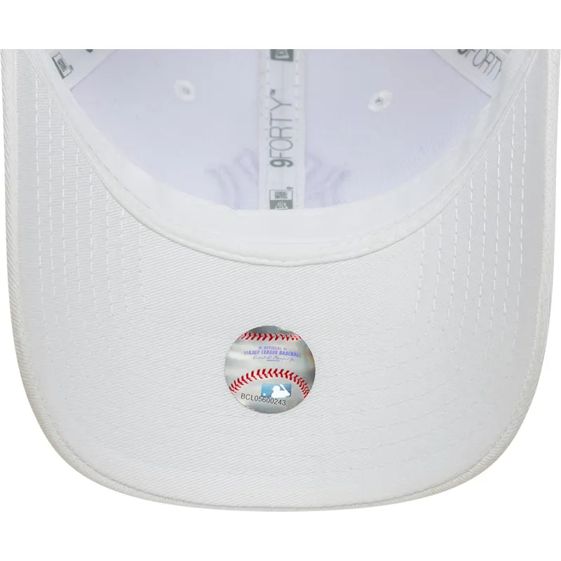 biala-regulowana-czapka-z-zakrzywionym-daszkiem-z-fioletowym-logo-dla-kobiet-9forty-league-essential-new-york-yankees-mlb-new-er