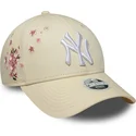 bezowa-regulowana-czapka-z-zakrzywionym-daszkiem-dla-kobiet-9forty-floral-icon-side-new-york-yankees-mlb-new-era