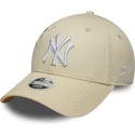 bezowa-regulowana-czapka-z-zakrzywionym-daszkiem-dla-kobiet-9forty-floral-icon-side-new-york-yankees-mlb-new-era