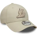 bezowa-regulowana-czapka-z-zakrzywionym-daszkiem-z-bezowym-logo-9forty-team-outline-los-angeles-lakers-nba-new-era