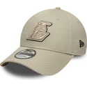 cappellino-curvo-beige-regolabile-con-logo-beige-9forty-team-outline-dei-los-angeles-lakers-nba-di-new-era