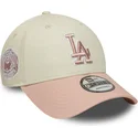 beige-und-rosa-verstellbare-curved-cap-mit-rosa-logo-9forty-world-series-patch-der-los-angeles-dodgers-mlb-von-new-era