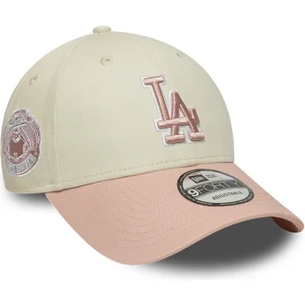 Beige und rosa verstellbare Curved Cap mit rosa Logo 9FORTY World Series Patch der Los Angeles Dodgers MLB von New Era
