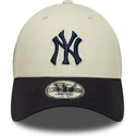 bojd-keps-beige-och-marinbla-justerbar-med-marinbla-logotyp-9forty-world-series-new-york-yankees-mlb-fran-new-era