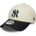 bezowa-i-granatowa-regulowana-czapka-z-zakrzywionym-daszkiem-z-granatowym-logo-9forty-world-series-new-york-yankees-mlb-new-era