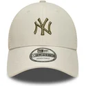 cappellino-trucker-beige-regolabile-con-logo-verde-9forty-homefield-midi-di-new-york-yankees-mlb-di-new-era