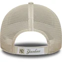 cappellino-trucker-beige-regolabile-con-logo-verde-9forty-homefield-midi-di-new-york-yankees-mlb-di-new-era