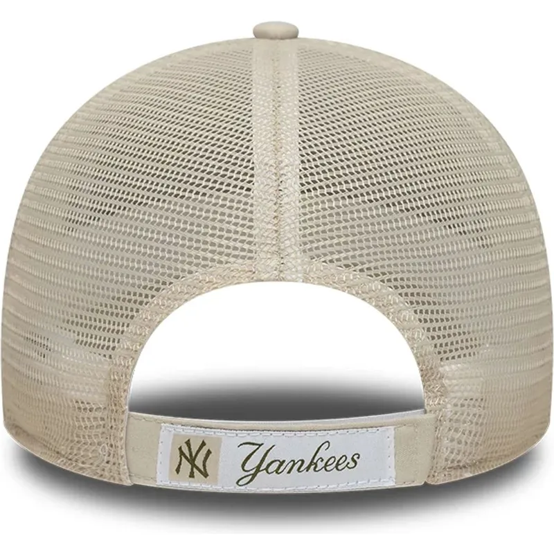 cappellino-trucker-beige-regolabile-con-logo-verde-9forty-homefield-midi-di-new-york-yankees-mlb-di-new-era