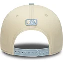 casquette-courbee-beige-et-bleue-snapback-avec-logo-bleu-9forty-m-crown-side-script-new-york-yankees-mlb-new-era