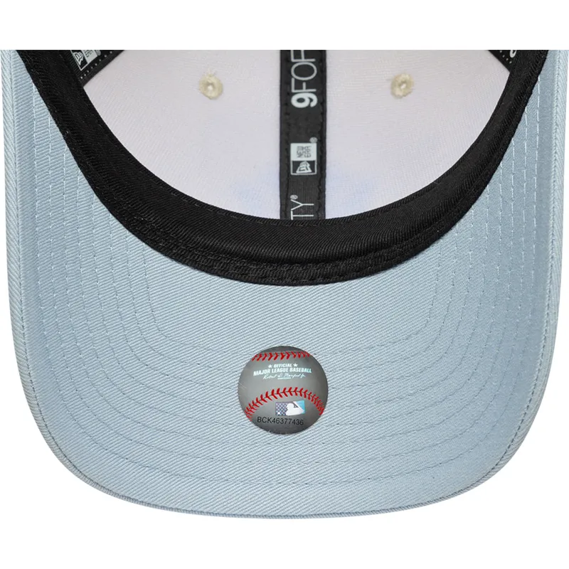 beige-und-blaue-gebogene-snapback-kappe-mit-blauem-logo-9forty-m-crown-side-script-der-new-york-yankees-mlb-von-new-era