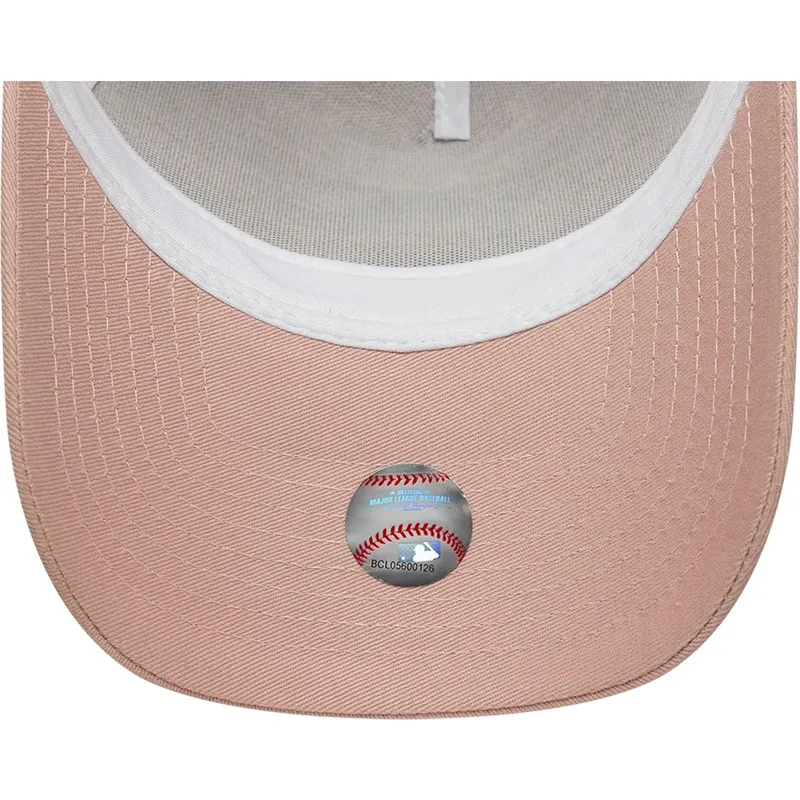 cappellino-trucker-rosa-con-logo-rosa-a-frame-outline-dei-new-york-yankees-mlb-di-new-era