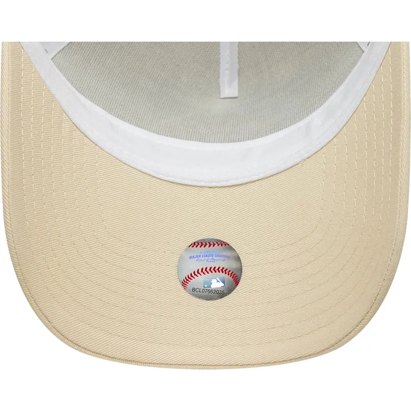 cappellino-trucker-beige-con-logo-beige-a-frame-outline-di-new-york-yankees-mlb-di-new-era