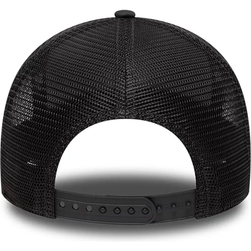 svart-trucker-keps-med-svart-a-frame-outline-logotyp-fran-chicago-bulls-nba-av-new-era