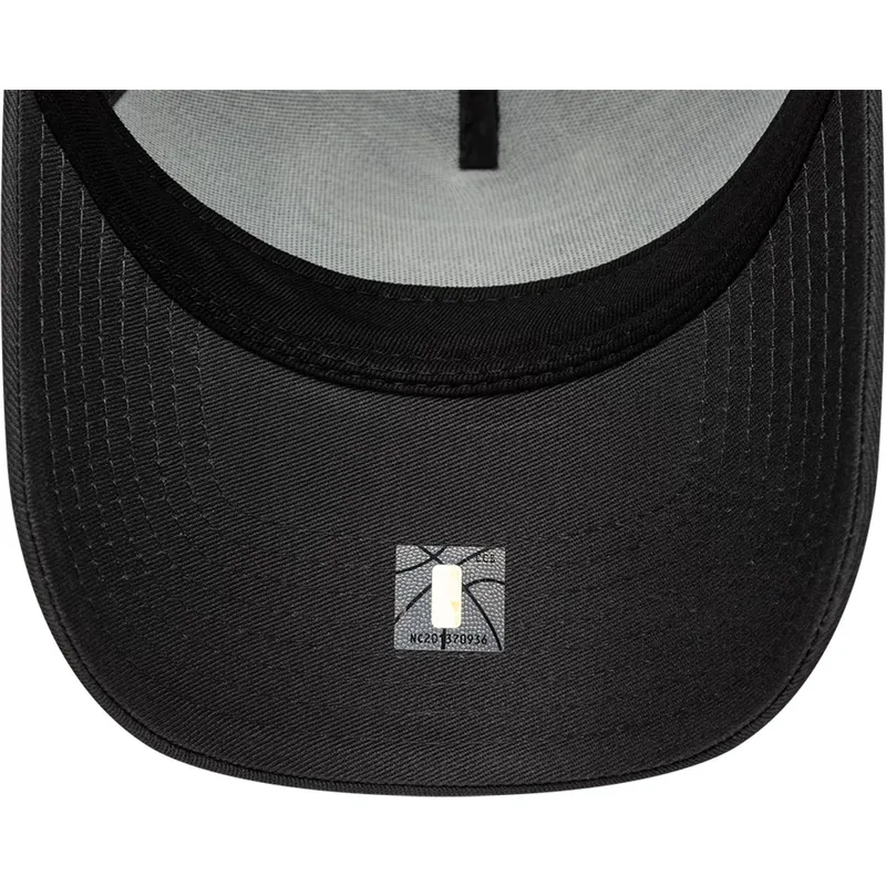svart-trucker-keps-med-svart-a-frame-outline-logotyp-fran-chicago-bulls-nba-av-new-era