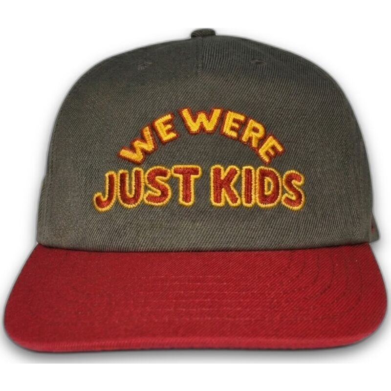 szara-i-czerwona-czapka-z-daszkiem-snapback-just-kids-the-retro-od-homenage